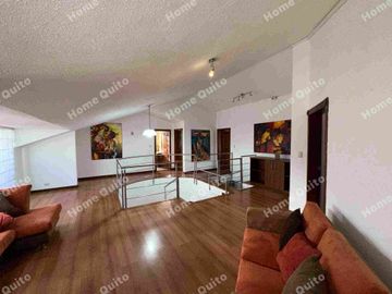 Casa en venta en Playa Chica Valle de los Chillos con hermoso jardin