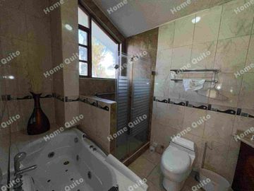 Casa en venta en Playa Chica Valle de los Chillos con hermoso jardin