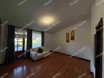 Casa en venta en Playa Chica Valle de los Chillos con hermoso jardin