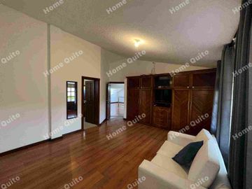Casa en venta en Playa Chica Valle de los Chillos con hermoso jardin