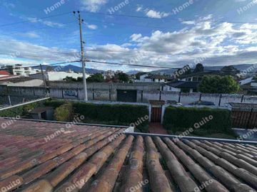 Casa en venta en Playa Chica Valle de los Chillos con hermoso jardin