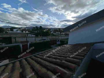 Casa en venta en Playa Chica Valle de los Chillos con hermoso jardin