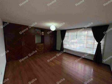 Casa en venta en Playa Chica Valle de los Chillos con hermoso jardin