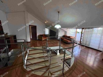 Casa en venta en Playa Chica Valle de los Chillos con hermoso jardin