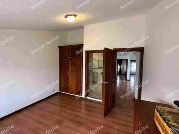 Casa en venta en Playa Chica Valle de los Chillos con hermoso jardin