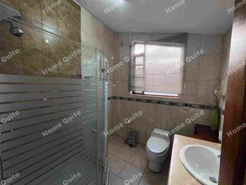 Casa en venta en Playa Chica Valle de los Chillos con hermoso jardin