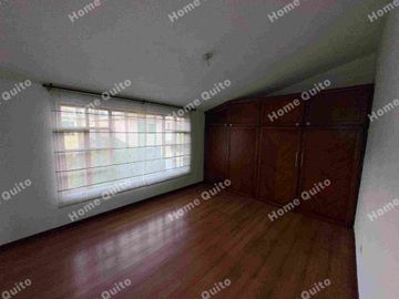 Casa en venta en Playa Chica Valle de los Chillos con hermoso jardin