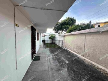 Casa en venta en Playa Chica Valle de los Chillos con hermoso jardin