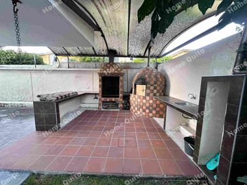Casa en venta en Playa Chica Valle de los Chillos con hermoso jardin