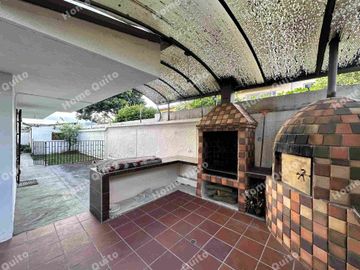 Casa en venta en Playa Chica Valle de los Chillos con hermoso jardin