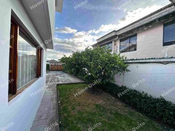 Casa en venta en Playa Chica Valle de los Chillos con hermoso jardin