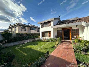 Casa en venta en Playa Chica Valle de los Chillos con hermoso jardin
