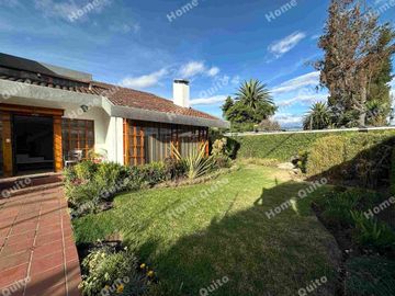 Casa en venta en Playa Chica Valle de los Chillos con hermoso jardin