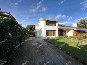 Casa en venta en Playa Chica Valle de los Chillos con hermoso jardin