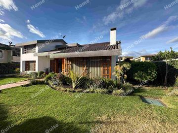 Casa en venta en Playa Chica Valle de los Chillos con hermoso jardin