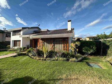 Casa en venta en Playa Chica Valle de los Chillos con hermoso jardin