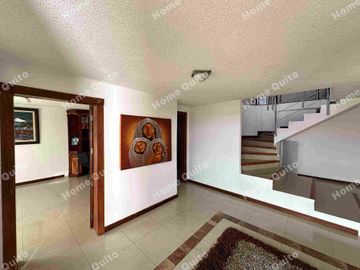 Casa en venta en Playa Chica Valle de los Chillos con hermoso jardin
