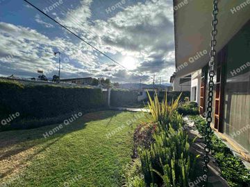 Casa en venta en Playa Chica Valle de los Chillos con hermoso jardin