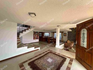 Casa en venta en Playa Chica Valle de los Chillos con hermoso jardin