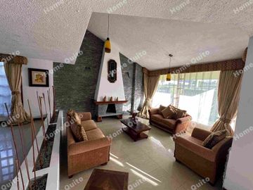 Casa en venta en Playa Chica Valle de los Chillos con hermoso jardin