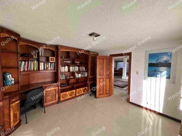 Casa en venta en Playa Chica Valle de los Chillos con hermoso jardin