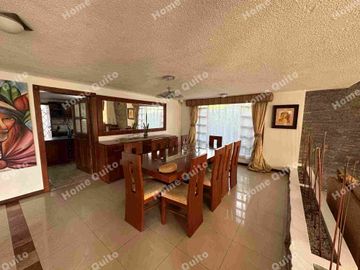 Casa en venta en Playa Chica Valle de los Chillos con hermoso jardin