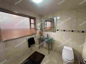 Casa en venta en Playa Chica Valle de los Chillos con hermoso jardin