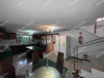 Casa en venta en Playa Chica Valle de los Chillos con hermoso jardin