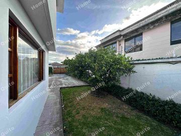 Casa en venta en Playa Chica Valle de los Chillos con hermoso jardin