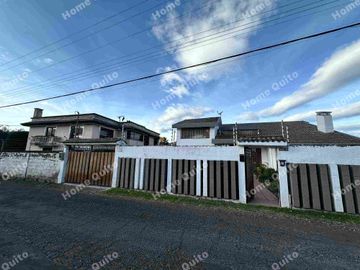 Casa en venta en Playa Chica Valle de los Chillos con hermoso jardin