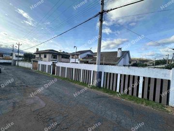Casa en venta en Playa Chica Valle de los Chillos con hermoso jardin