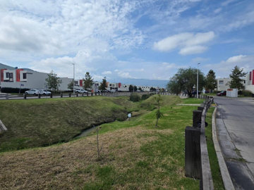 VENDO CASA EN FRACC. VISTA SUR, TLAJOMULCO CERCA AEROPUERTO