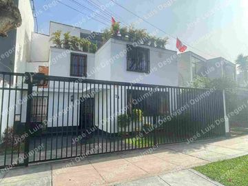 Venta de casa en Valle Hermoso de Monterrico Surco