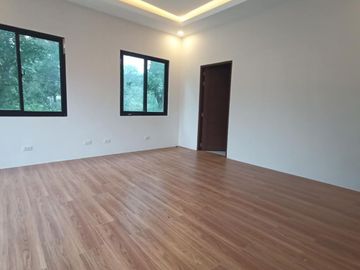 House with POOL in Buenavista Hills 1 Tagaytay for SALE for 25M! for RENT 70k per month