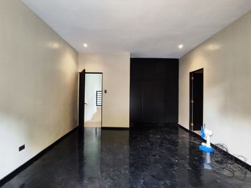 Townhouse For Sale in Greenwoods Village-MC
