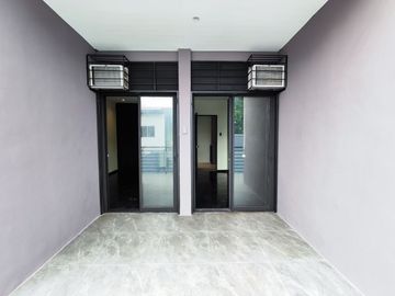 Townhouse For Sale in Greenwoods Village-MC