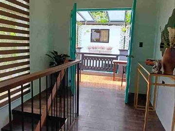 4BEDROOM COZY & STYLISH HOUSE WITH DIPPING POOL IN TAGAYTAY FOR SALE