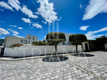 CASA EN VENTA EN CUMBAYÁ