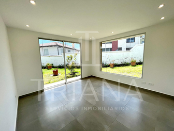 CASA EN VENTA EN CUMBAYÁ