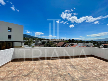 CASA EN VENTA EN CUMBAYÁ