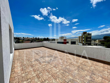 CASA EN VENTA EN CUMBAYÁ