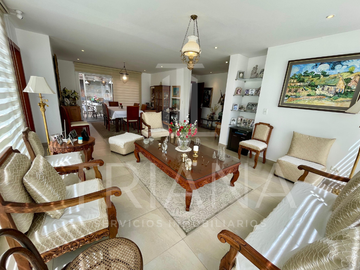 CASA EN VENTA EN CUMBAYÁ