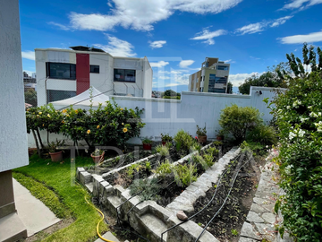 CASA EN VENTA EN CUMBAYÁ