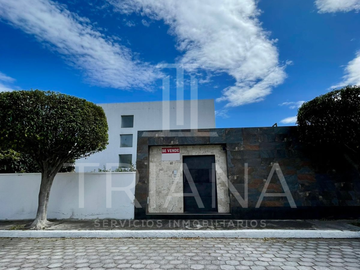 CASA EN VENTA EN CUMBAYÁ