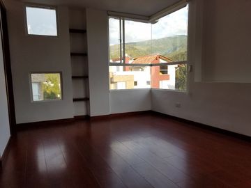 EN VENTA CASA CUMBAYA LUMBISI 170M2 $181500 VISTA ATICO ADICIONAL