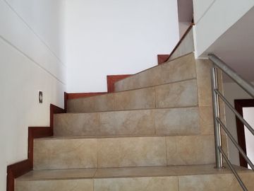 EN VENTA CASA CUMBAYA LUMBISI 170M2 $181500 VISTA ATICO ADICIONAL