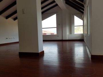 EN VENTA CASA CUMBAYA LUMBISI 170M2 $181500 VISTA ATICO ADICIONAL