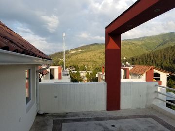 EN VENTA CASA CUMBAYA LUMBISI 170M2 $181500 VISTA ATICO ADICIONAL