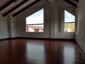 EN VENTA CASA CUMBAYA LUMBISI 170M2 $181500 VISTA ATICO ADICIONAL