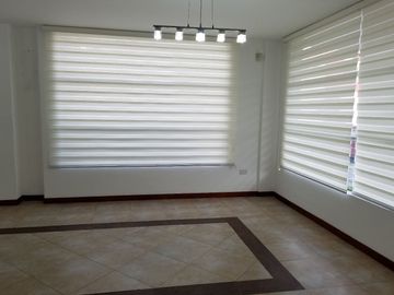 EN VENTA CASA CUMBAYA LUMBISI 170M2 $181500 VISTA ATICO ADICIONAL